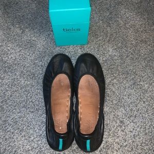 Size 8 matte black Tieks